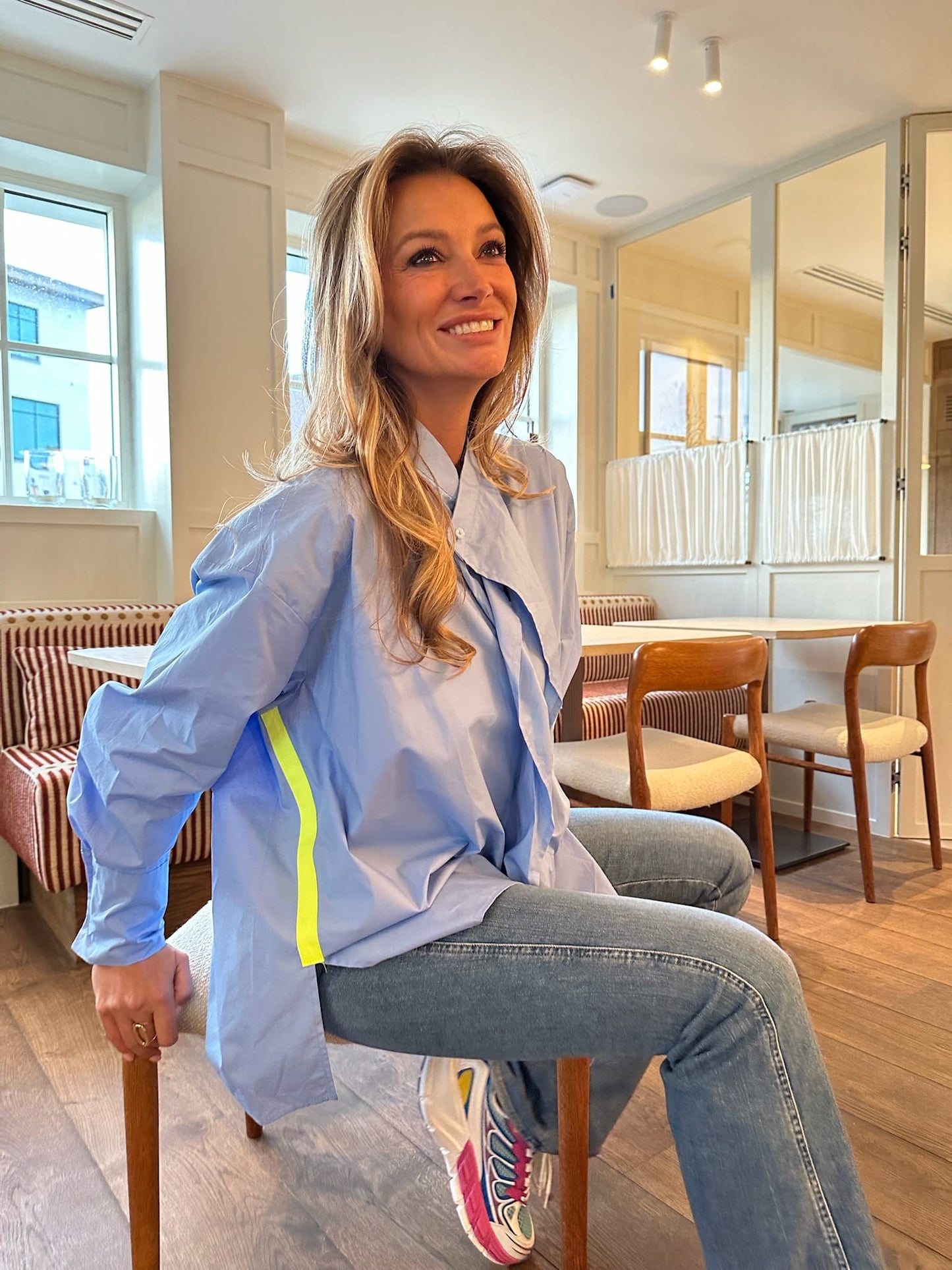 Chloe blouse blue neon